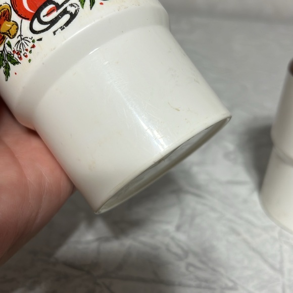 Mushroom salt and pepper 70s shakers plastic by sterilite some signs of wear - Picture 12 of 12